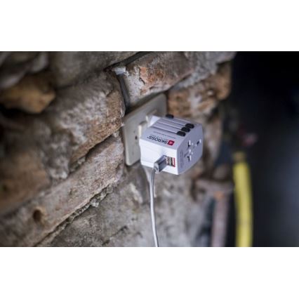 Дорожній адаптер міжнародний 230V + 2x USB-порт