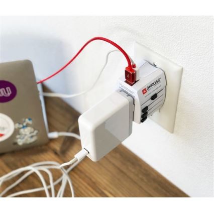 Дорожній адаптер міжнародний 230V + 2x USB-порт