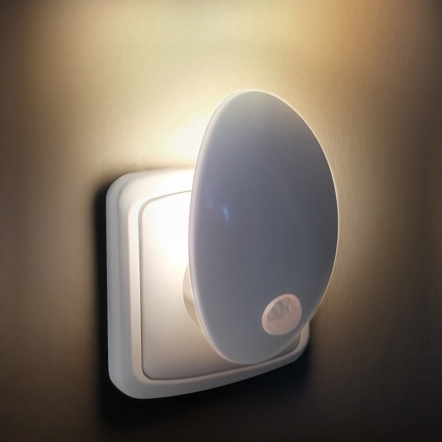 LED Навігаційний світильник з датчиком в розетку LED/0,7W/230V 3000K