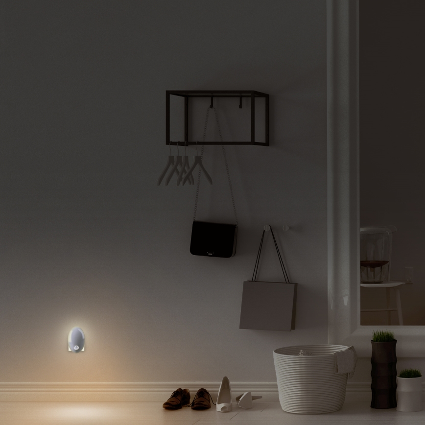 LED Навігаційний світильник з датчиком в розетку LED/0,7W/230V 3000K