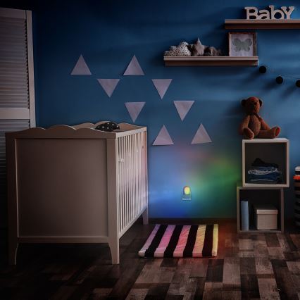 Навігаційний LED RGB світильник з датчиком сутінків в розетку LED/0,5W/230V