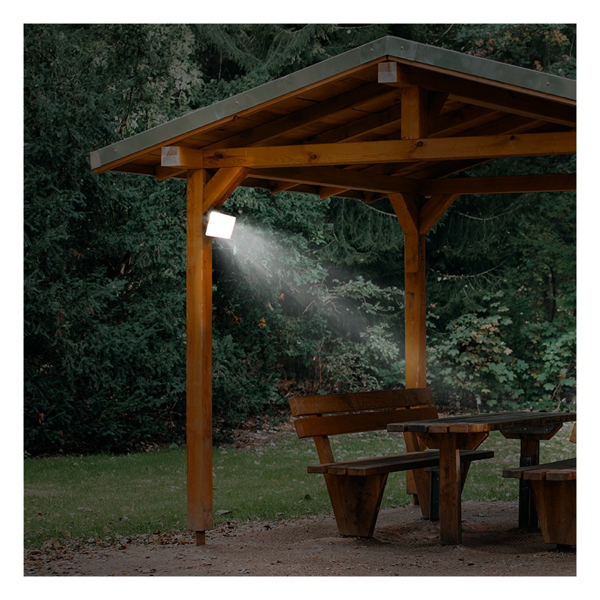 Светодиодный уличный прожектор с датчиком LED/20W/230V 4000K IP44