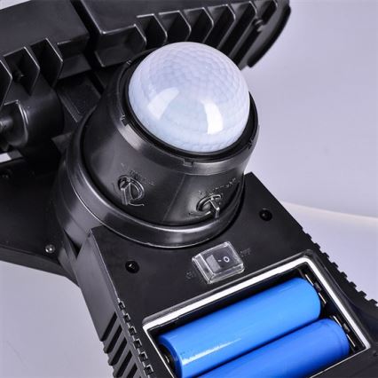 Светодиодный солнечный прожектор с датчиком 2000 мАч LED/8 Вт/3,7 В IP44