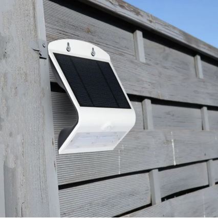 Светодиодный настенный светильник на солнечной батарее с датчиком LED/3W/3,7V 3000/4000K IP65 2000 mAh белый