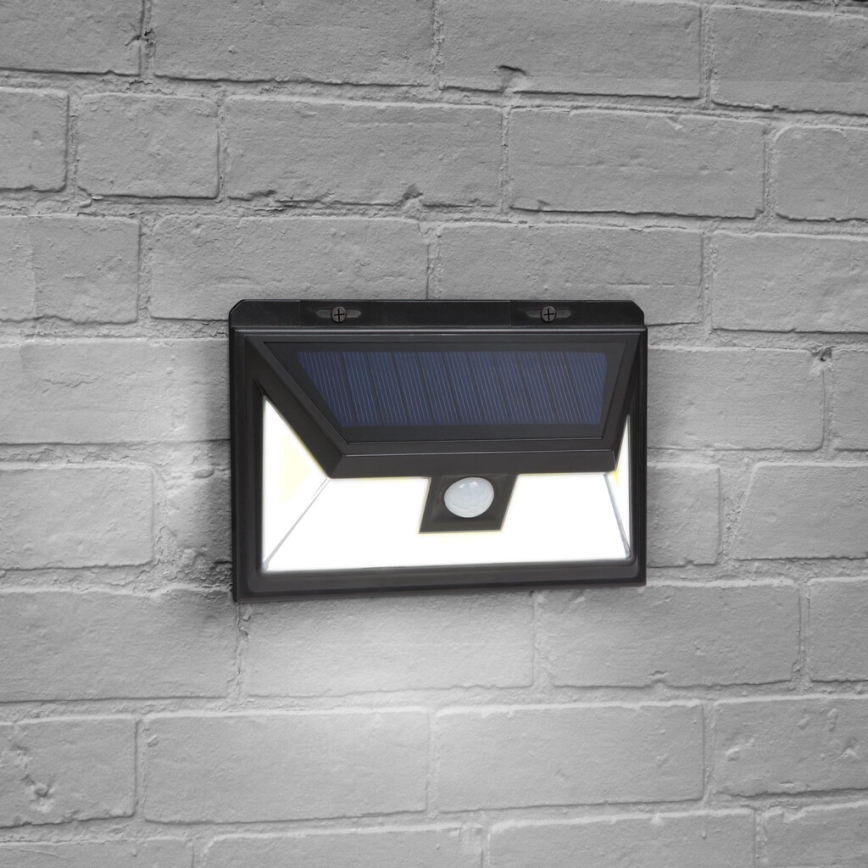 Светодиодный настенный светильник на солнечной батарее с датчиком LED/5W/5,5V IP65 1200 mAh