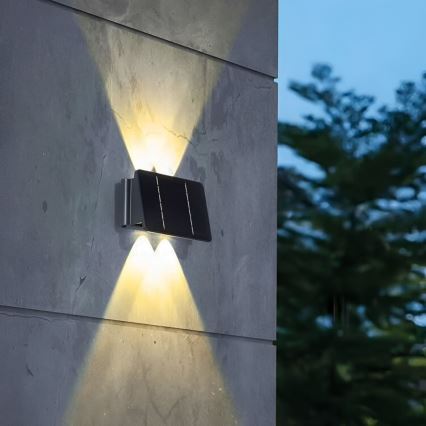 Светодиодный настенный светильник на солнечной батарее 4xLED/1,5W/3,7V 1500 mAh IP54 черный