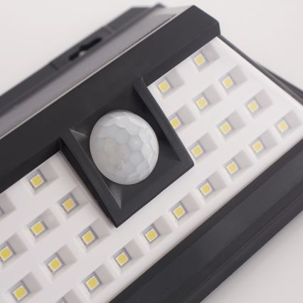 Светодиодный настенный светильник на солнечной батарее с датчиком LED/5W/3,7V 1800 mAh IP65