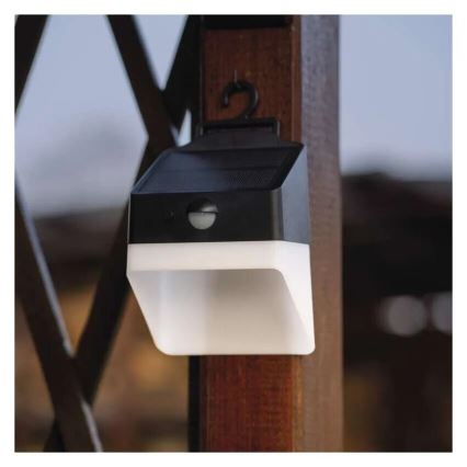 Светодиодный настенный светильник на солнечной батарее с датчиком LUMI LED/3,7W IP65 черный