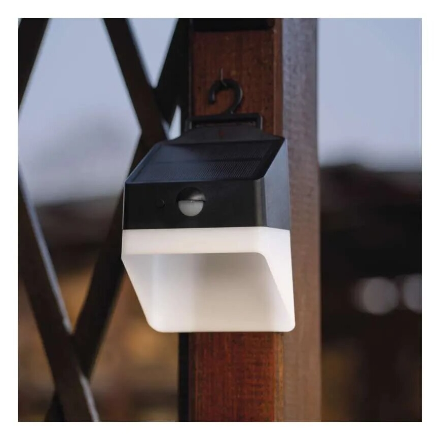 Светодиодный настенный светильник на солнечной батарее с датчиком LUMI LED/3,7W IP65 черный