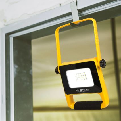 Светодиодный портативный прожектор LED/10W/3,7V 2200 мАч IP65