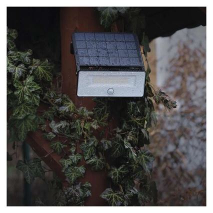 Светодиодный прожектор на солнечной батарее с датчиком движения LED/3,7V 3600mAh 4000K IP54