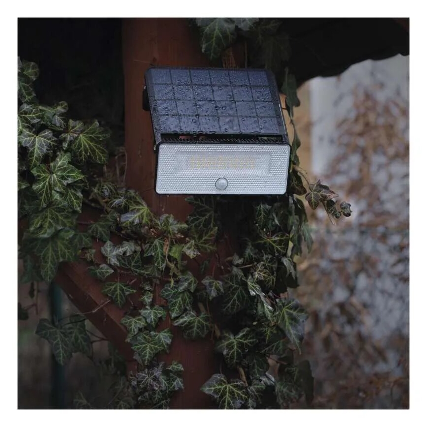 Светодиодный прожектор на солнечной батарее с датчиком движения LED/3,7V 3600mAh 4000K IP54