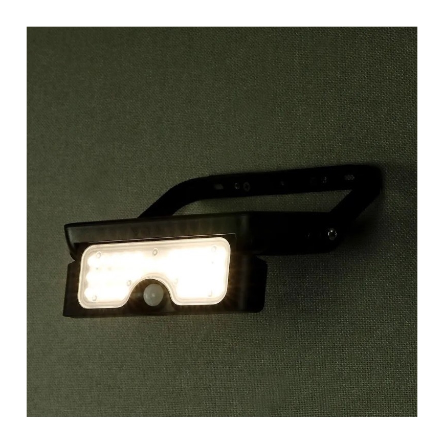 Светодиодный прожектор на солнечной батарее с датчиком LED/5W/3,7V IP65 4000K