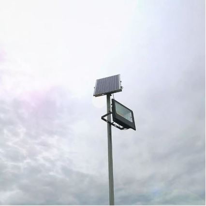 Светодиодный прожектор на солнечной батарее с регулированием яркости LED/12W/3,2V 6000K IP65 5000 mAh + дистанционное управление