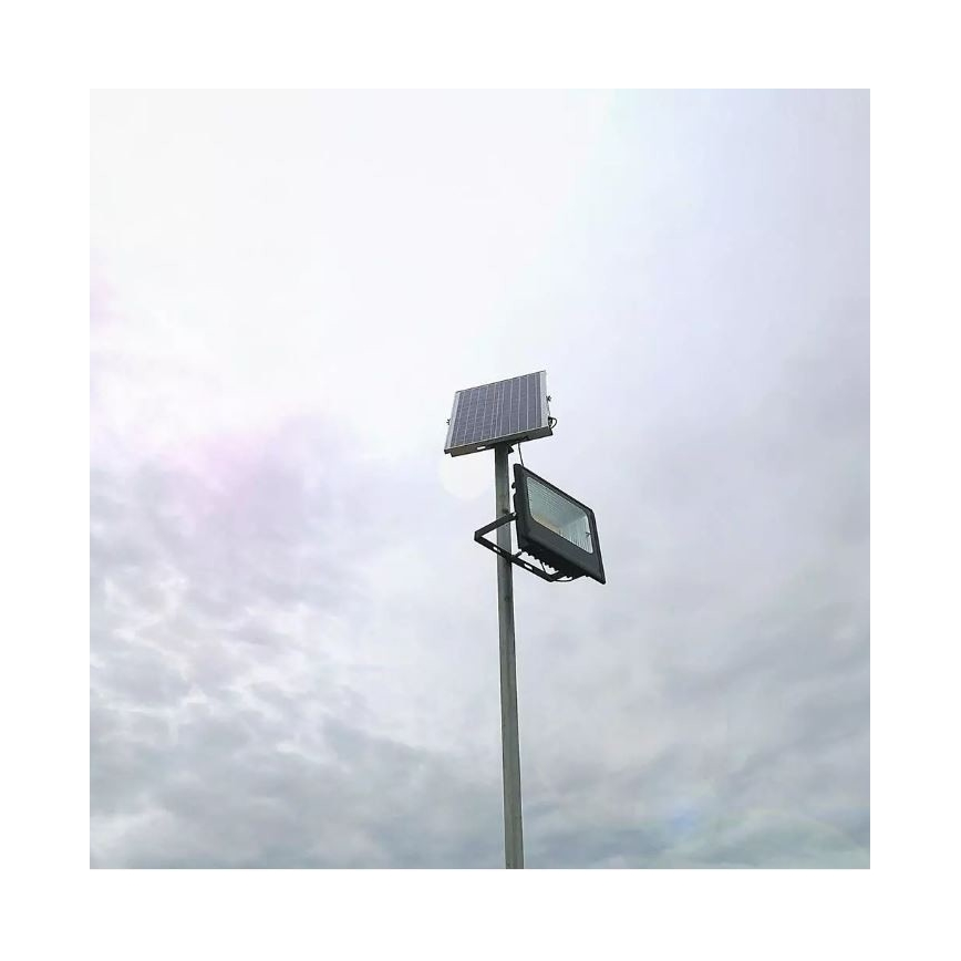 Светодиодный прожектор на солнечной батарее с регулированием яркости LED/12W/3,2V 6000K IP65 5000 mAh + дистанционное управление