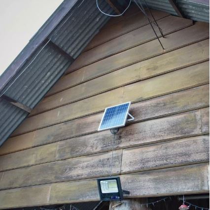 Светодиодный прожектор на солнечной батарее с регулированием яркости LED/12W/3,2V 6000K IP65 5000 mAh + дистанционное управление