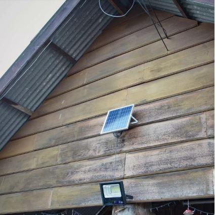 Светодиодный прожектор на солнечной батарее с регулированием яркости LED/16W/3,2V 4000K IP65 10000 mAh + дистанционное управление