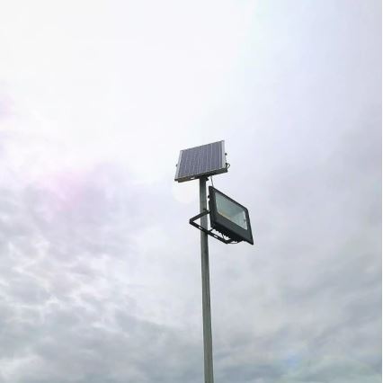 Светодиодный прожектор на солнечной батарее с регулированием яркости LED/16W/3,2V 4000K IP65 10000 mAh + дистанционное управление