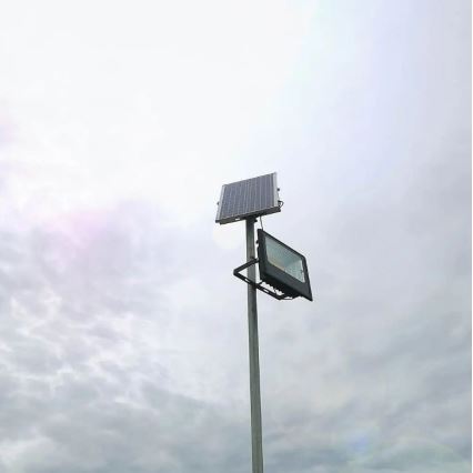 Светодиодный прожектор на солнечной батарее с регулированием яркости LED/20W/6,4V 4000K IP65 10000 mAh + дистанционное управление