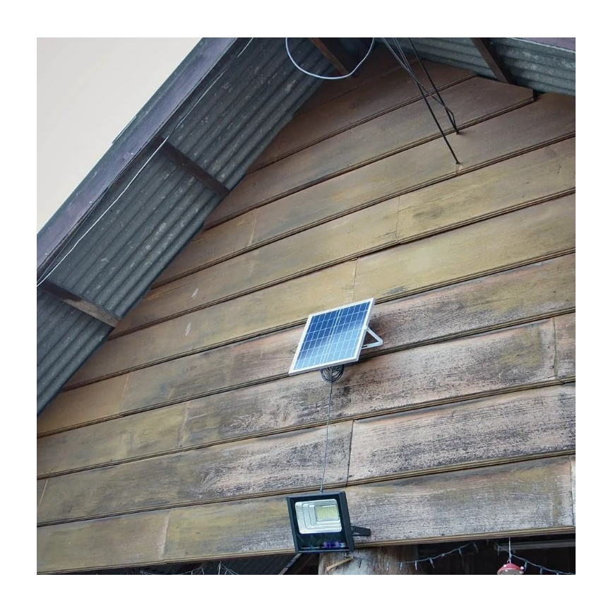 Светодиодный прожектор на солнечной батарее с регулированием яркости LED/20W/6,4V 4000K IP65 10000 mAh + дистанционное управление