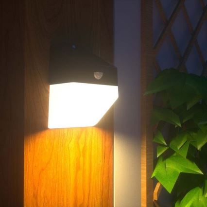 Светодиодный солнечный настенный светильник с датчиком LED/2W/3,7V 4000K IP65 1200 мАч