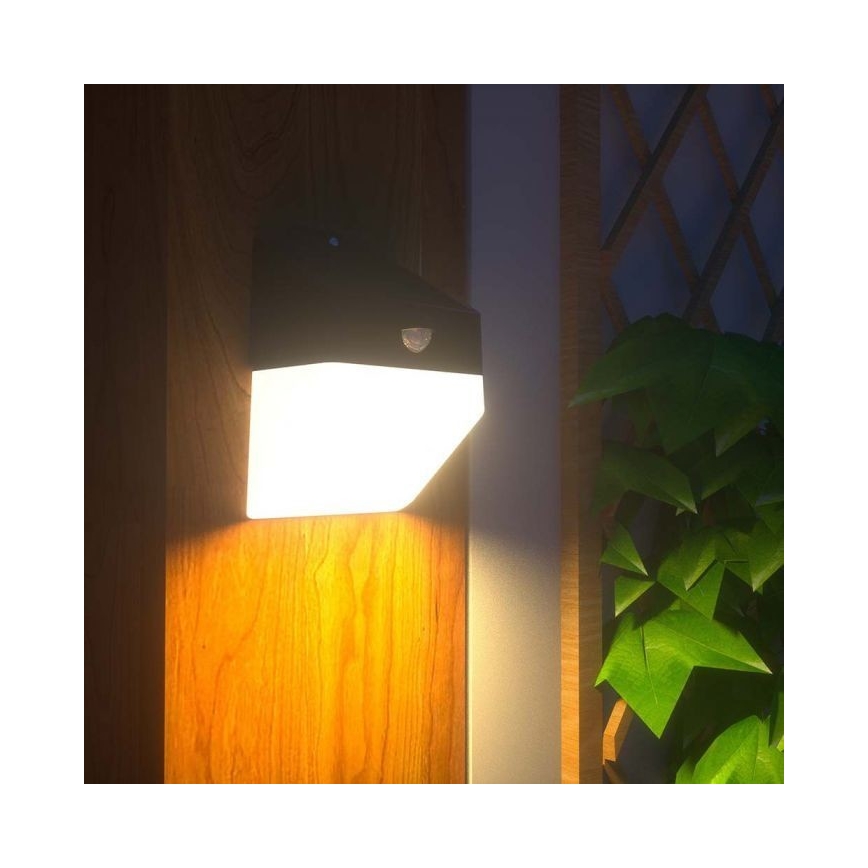 Светодиодный солнечный настенный светильник с датчиком LED/2W/3,7V 4000K IP65 1200 мАч