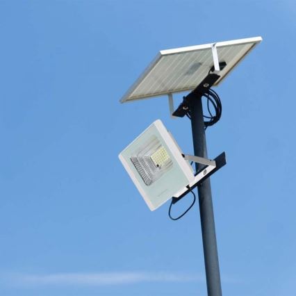 Светодиодный уличный прожектор на солнечной батарее LED/12W/3,2V IP65 6400K + дистанционное управление