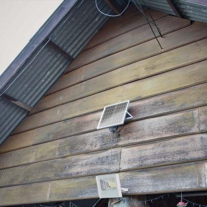 Светодиодный уличный прожектор на солнечной батарее LED/12W/3,2V IP65 6400K + дистанционное управление