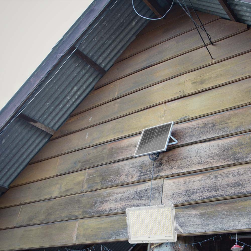 Светодиодный уличный прожектор на солнечной батарее LED/30W/3,2V 4000K белый IP65 + дистанционное управление