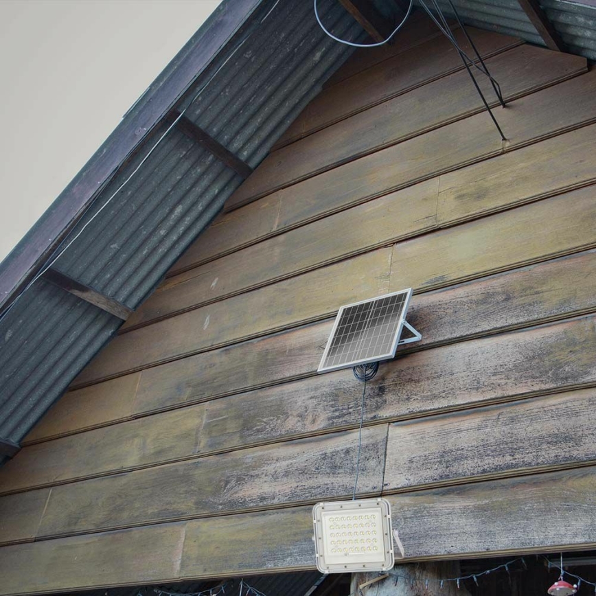 Светодиодный уличный прожектор на солнечной батарее с регулированием яркости LED/6W/3,2V IP65 4000K 5000 mAh белый + дистанционное управление