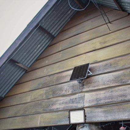 Светодиодный уличный прожектор на солнечной батарее с регулированием яркости LED/6W/3,2V IP65 6400K 5000 mAh черный + дистанционное управление