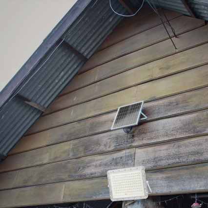 Светодиодный уличный солнечный прожектор LED/20W/3,2V 4000K белый IP65 + пульт дистанционного управления