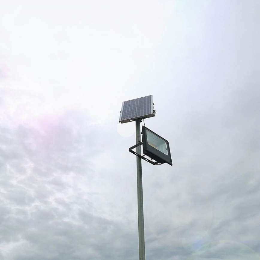 Светодиодный уличный прожектор на солнечной батарее LED/40W/10V IP65 6000K + дистанционное управление