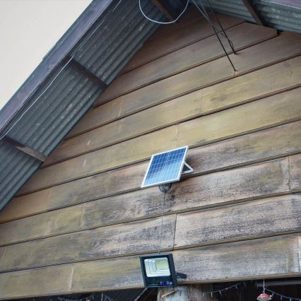 Светодиодный уличный прожектор на солнечной батарее LED/40W/10V IP65 6000K + дистанционное управление