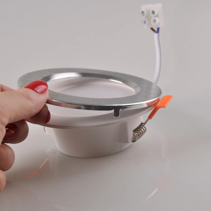 Светодиодный встроенный потолочный светильник ZOE LED/4,8W/230V серебряный
