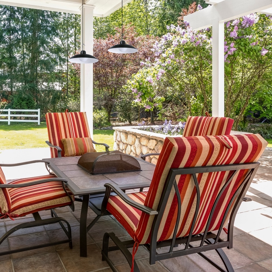 Світлодіодний регульований сонячний підвісний світильник із сутінковим датчиком LED/6W/3,7V 800 mAh IP44 + дистанційне керування