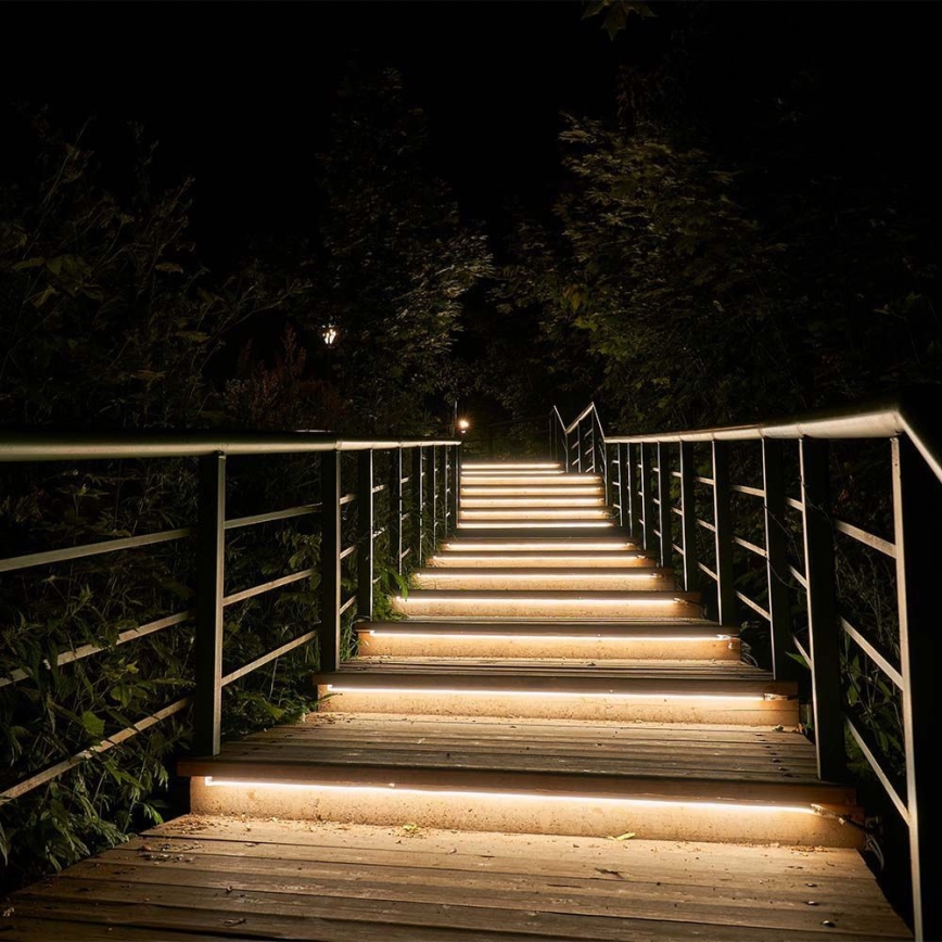 Світлодіодна регульована сонячна стрічка LED/1,2W/3,7V 3000K IP67 1500 мАг 5м + дистанційне керування