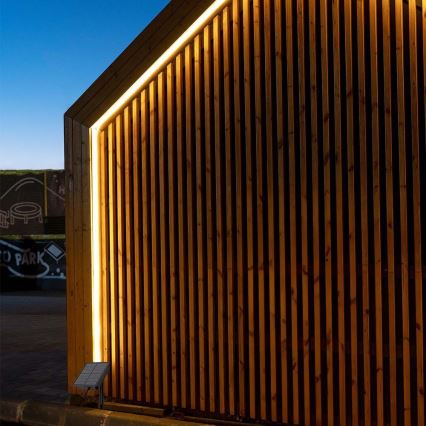 Світлодіодна регульована сонячна стрічка LED/1,2W/3,7V 3000K IP67 1500 мАг 5м + дистанційне керування