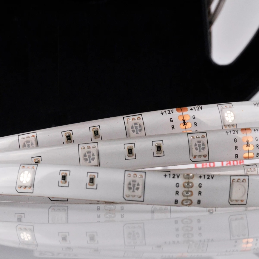 Світлодіодна RGB стрічка для вулиці з регулюванням яскравості 5 м LED/14 Вт/12 В IP65 + пульт дистанційного керування