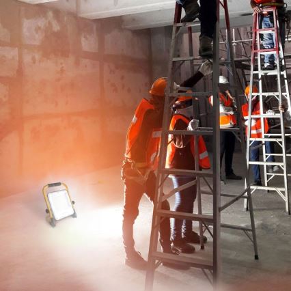 Світлодіодний акумуляторний прожектор зі штативом 50 Вт/3,2 В/4500 К/5000 мА·год/IP65 помаранчевий