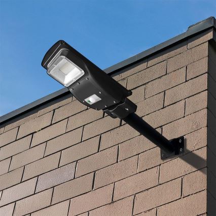 Світлодіодний регульований сонячний вуличний ліхтар із датчиком руху та сутінків LED/6W/3,2V 6000K IP65 5000 mAh чорний + дистанційне керування