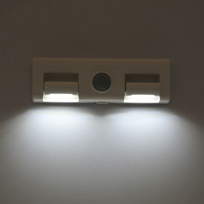 Світлодіодний настінний світильник з датчиком LED/3xAA/4,5V