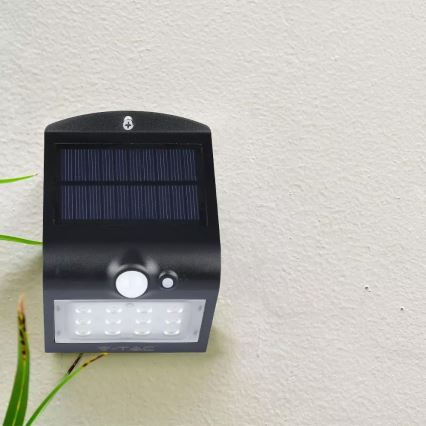 Світлодіодний настінний світильник з датчиком на сонячній батареї LED/1.5W/3,7V IP65 1200 mAh