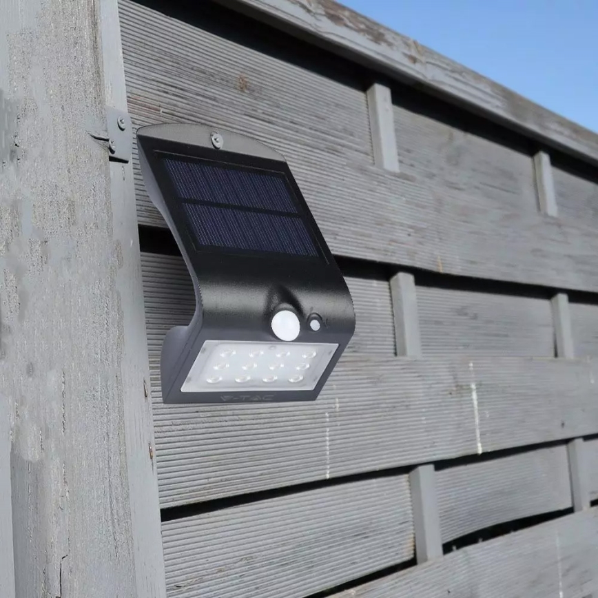 Світлодіодний настінний світильник з датчиком на сонячній батареї LED/1.5W/3,7V IP65 1200 mAh