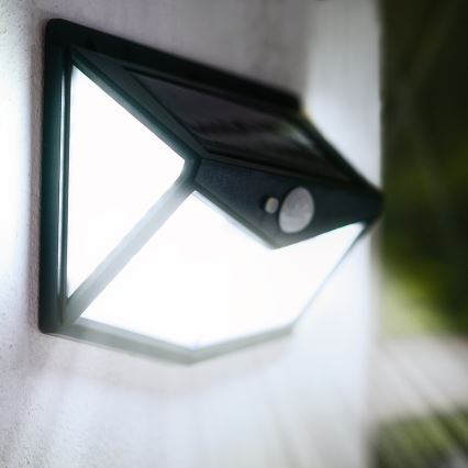 Світлодіодний настінний світильник з датчиком на сонячній батареї LED/1W/3,7V 6500K IP44