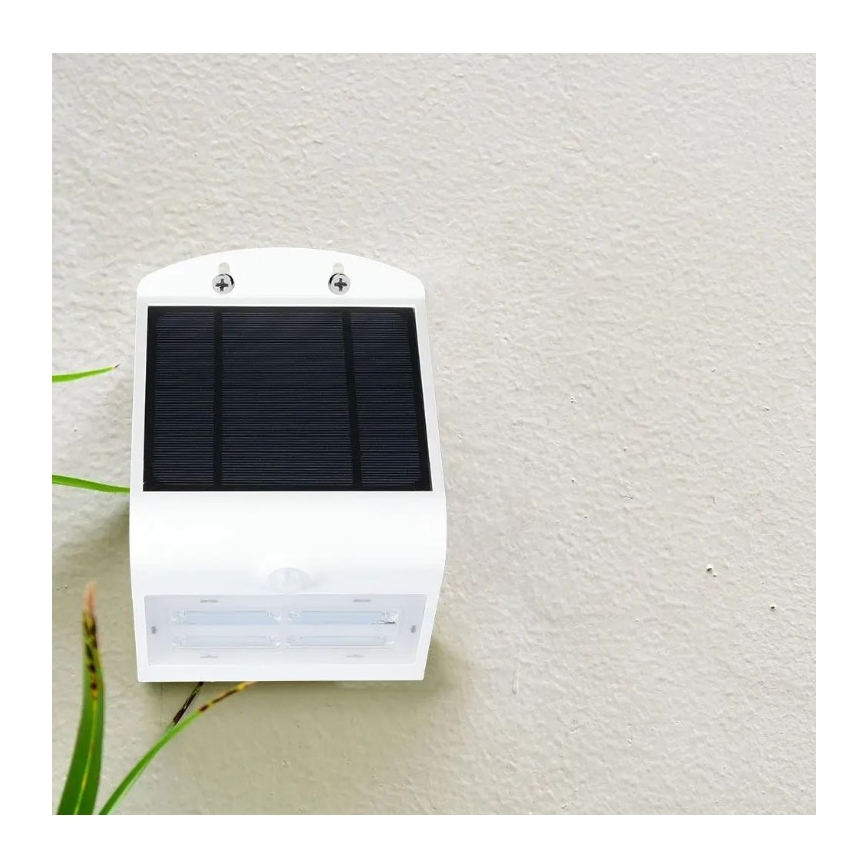 Світлодіодний настінний світильник з датчиком на сонячній батареї LED/3W/3,7V 3000/4000K IP65 2000 mAh білий
