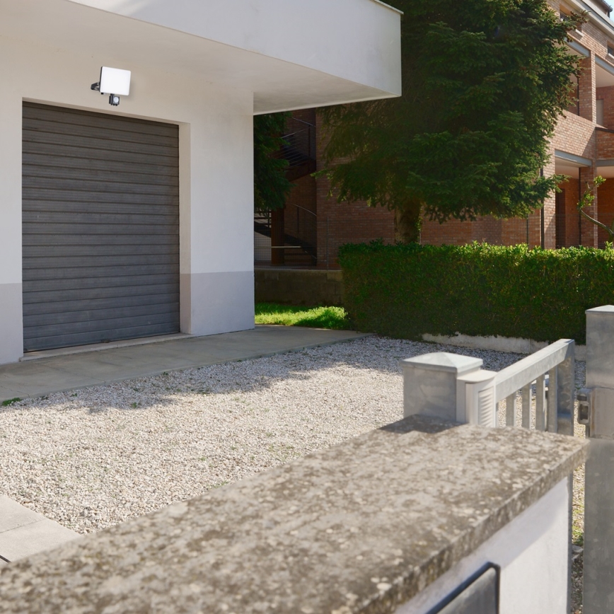 Світлодіодний вуличний прожектор з датчиком LED/20W/230V 5000K IP44