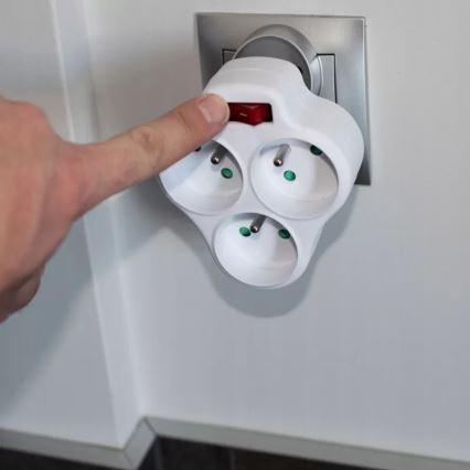 Трирозетковий розгалужувач із вимикачем