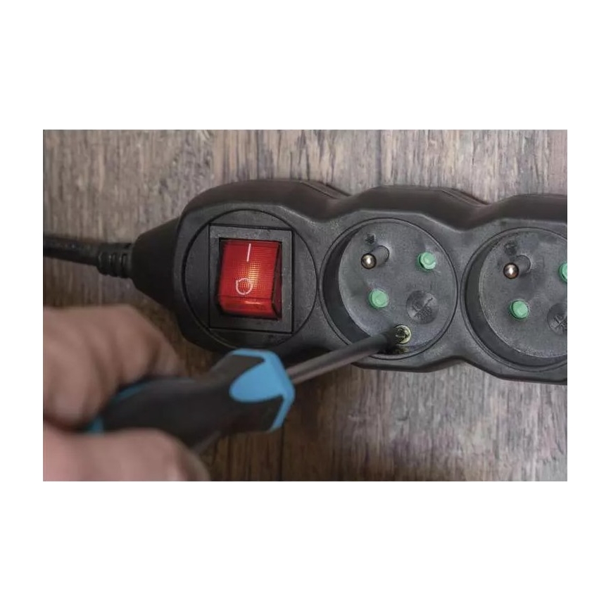 Удлинительный кабель с выключателем 3 розетки 3 м черный