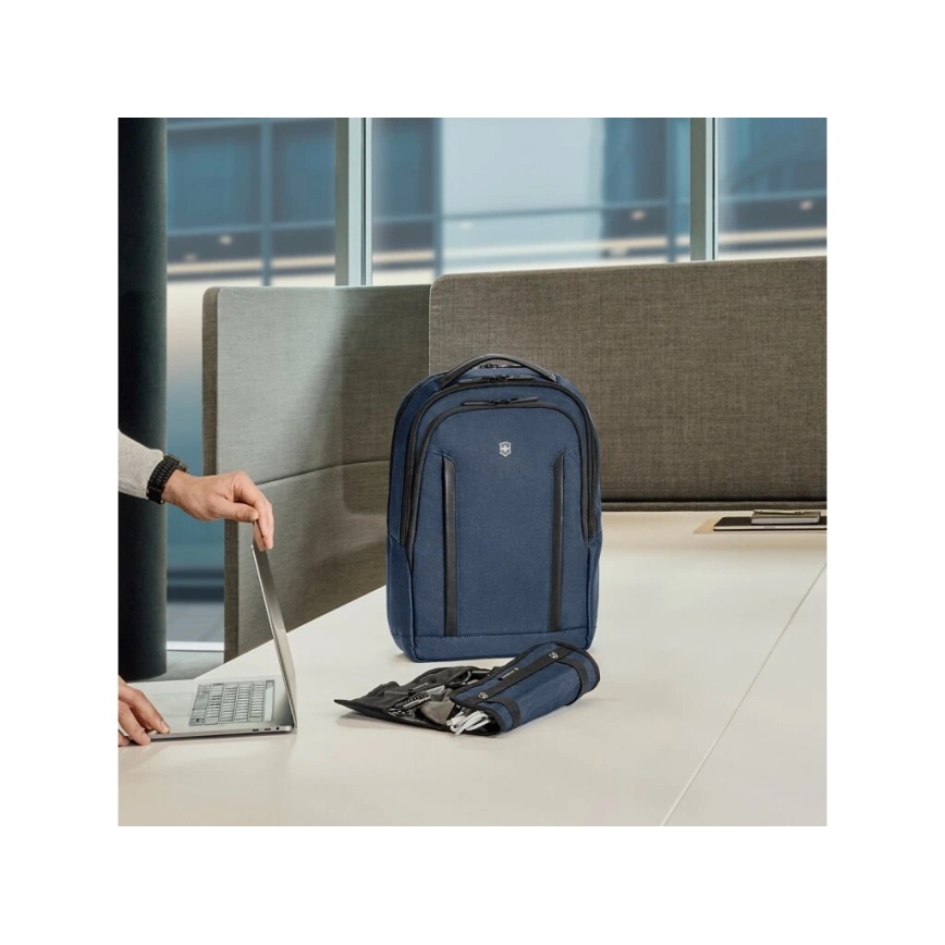 Victorinox - Рюкзак для ноутбука 15" Altmont Professional Compact 16 l темно-синій